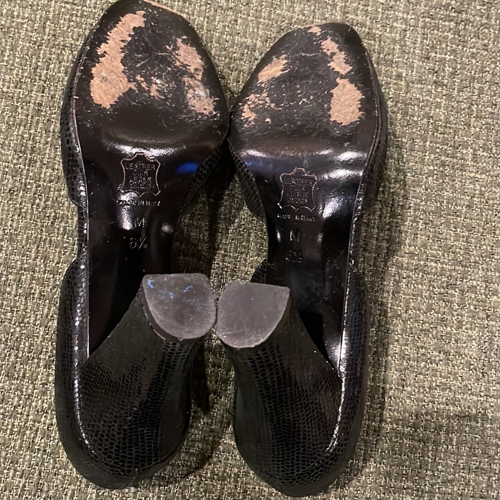 Yves Saint Laurent Black Shiny Leather Pumps (sz 6 1/2) - Picture 6 of 9